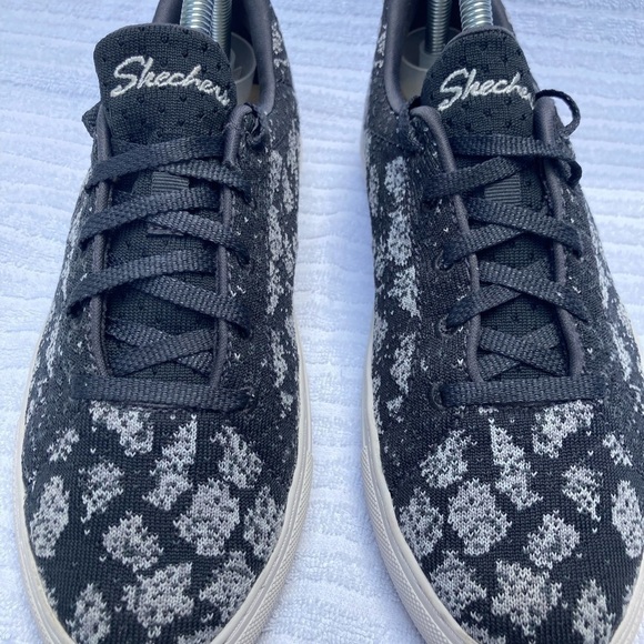 Skechers knit flower print women’s 8.5 Black w/ flowers - Picture 2 of 9